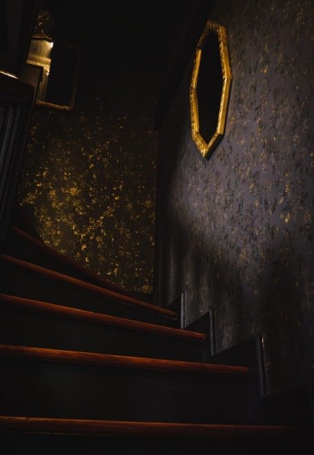 Cage d'escalier intime qui invite aux plaisirs