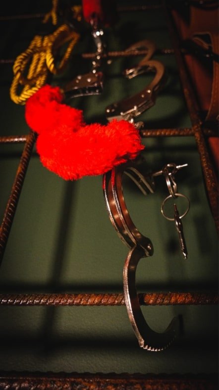 Menottes love room bdsm